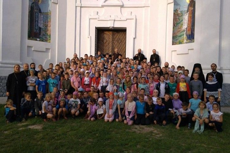 Діти з Рожищенського району йшли пішки до Чарторийської обителі (Фото)