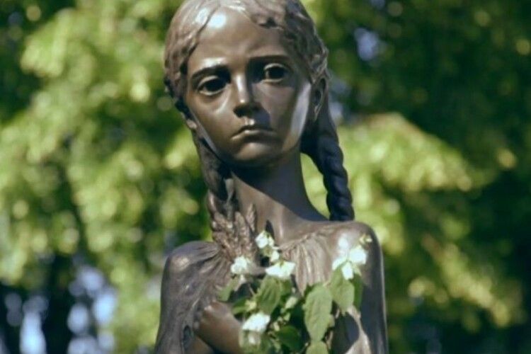 Скульптуру «дівчинка з колосками» біля нацмузею Голодомору намагалися зруйнувати 