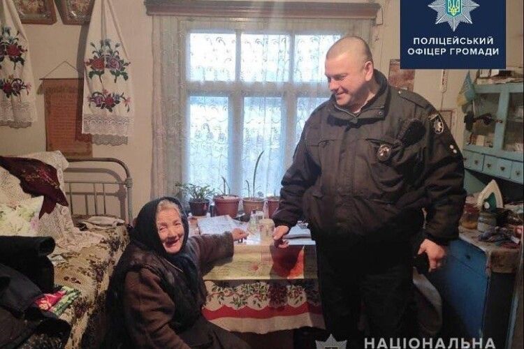 У Володимир-Волинському районі поліцейський нарубав дров бабусі і роздобув телевізор (Фото)