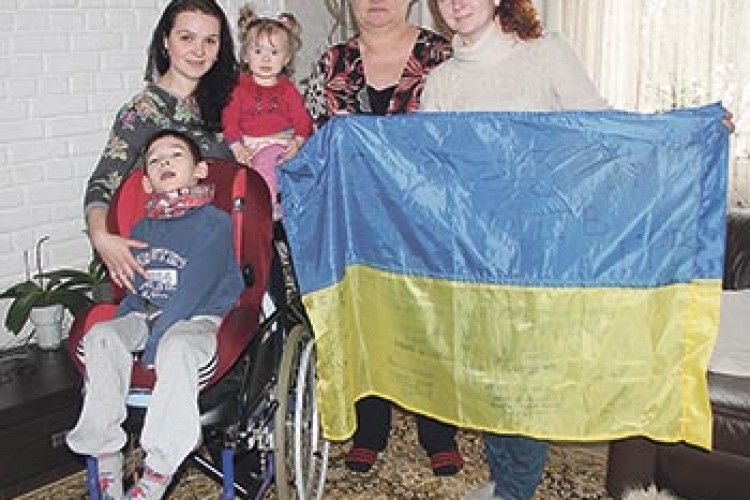 ХЛОПЧИК В ІНВАЛІДНОМУ ВІЗКУ ОБЛИВСЯ ХОЛОДНОЮ ВОДОЮ ЗАРАДИ СОЛДАТІВ АТО