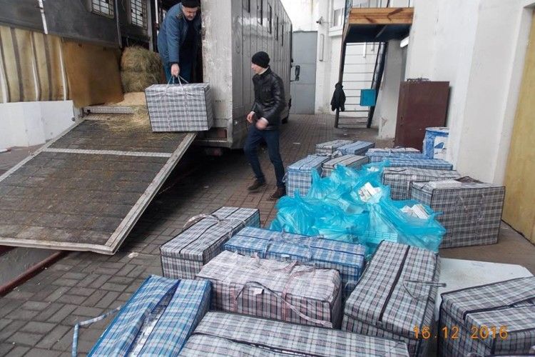 Контрабандні цигарки везли під виглядом… племінних коней (фото)