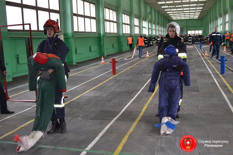 На Рівненщині рятувальники змагалися в «тяганні» 80-кілограмового манекена (фото)