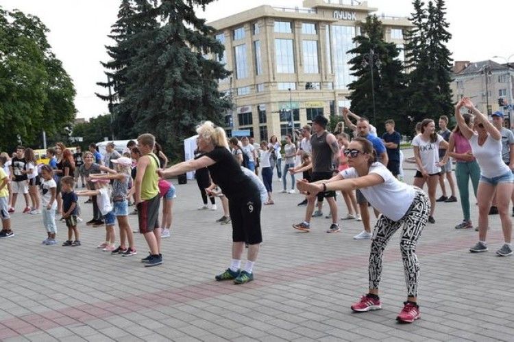 У Луцька загальноміська акція «Ранкова гімнастика для всіх» відзначила свою першу річницю (фото)