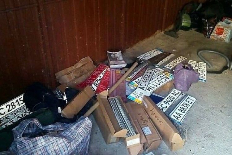 У Луцьку муніципали знайшли в гаражі понад тисячу автомобільних номерів (фото)