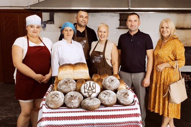 На Волині сім’я випікає «патріотичний» хліб за стародавніми рецептами