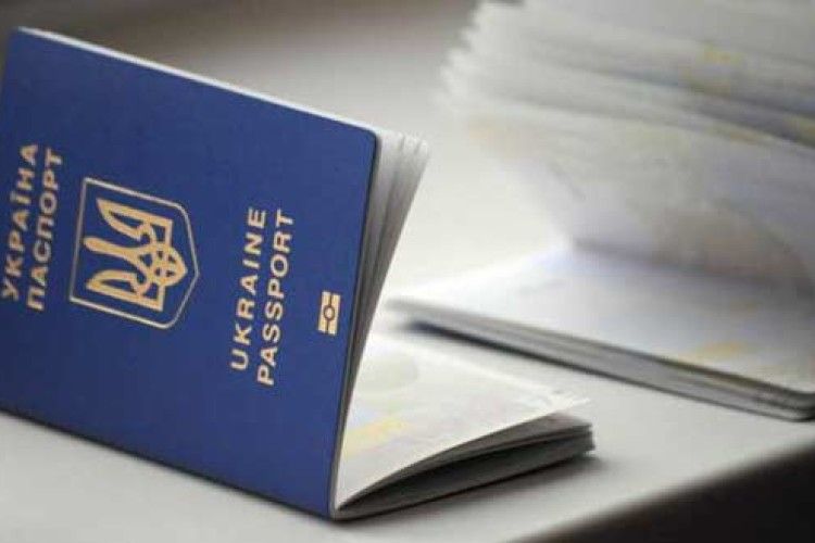 Термінові паспорти — ​із затримкою, але гроші не повернуть