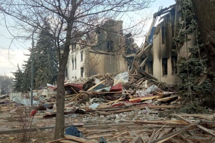 Маріуполь: з-під завалів драмтеатру врятували 130 людей, там ще може бути «щонайменше 1300», але нема кому розбирати завали
