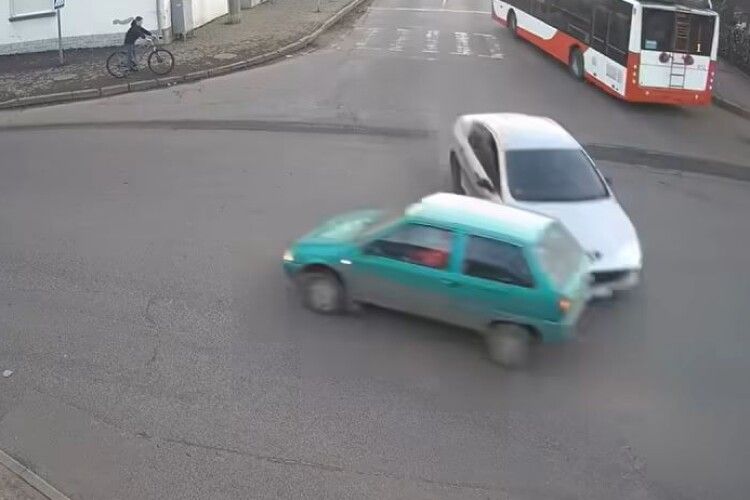 У Луцьку на перехресті зіткнулися Citroen і Peugeot (Відео)