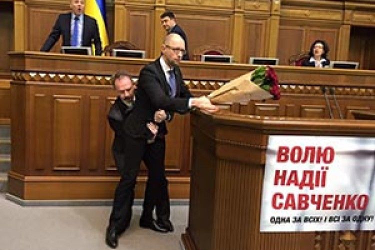 ЯЦЕНЮКА ВЗЯЛИ  ЗА ОДНЕ МІСЦЕ…