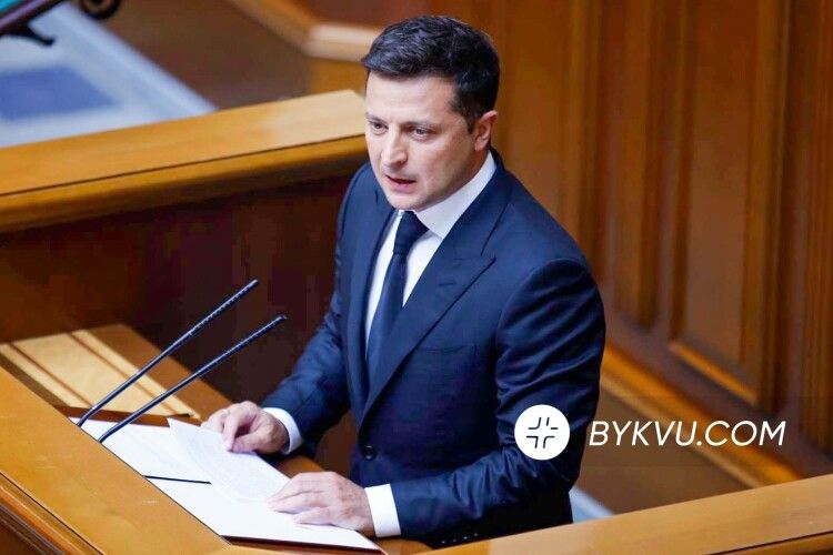 Двоє авторів Конституції слухали виступ Зеленського у футболках з написом «Зе – вбивця Конституції»