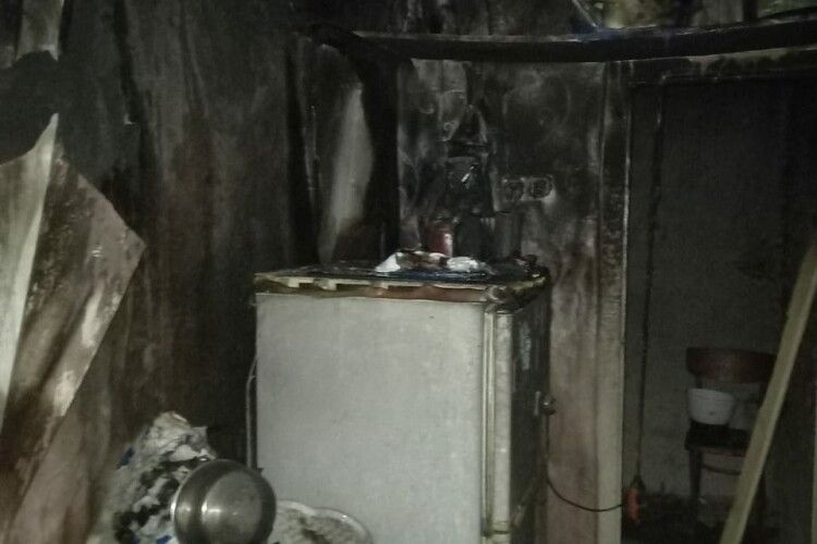 Вдосвіта рятувальники Нововолинська вивели із задимленої квартири жінку: деталі