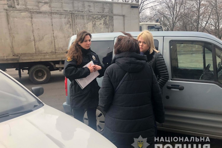 Рівнянка так «бухнула», що доньку-першокласнцю зі школи забрати забула (фото, відео)