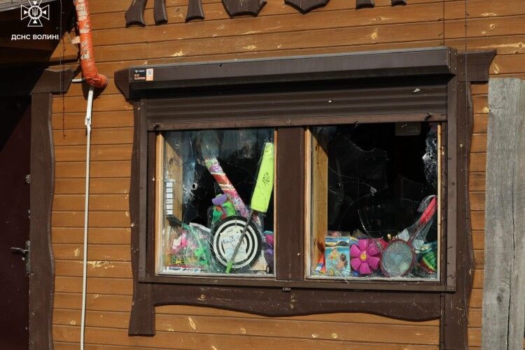 У Луцьку внаслідок обстрілу уламками скла поранило жінку