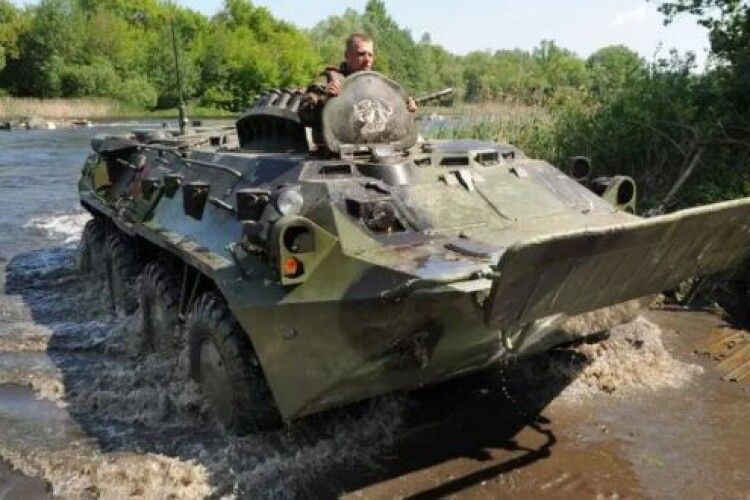 Військова техніка білорусів форсувала річку поблизу кордону з Рівненщиною (Фото, відео)