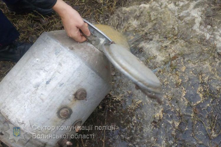 На Волині поліція знищила 5 літрів самогону, ще й 40 літрів браги