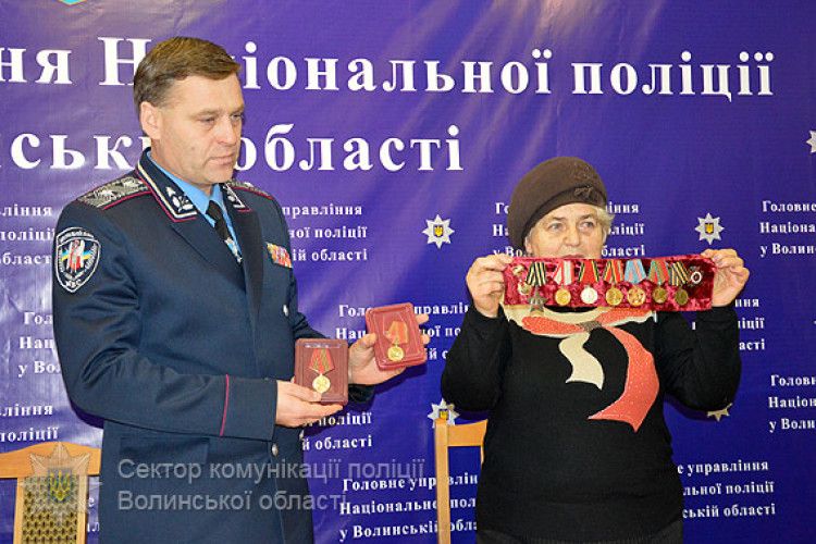 Поліція повернула лучанці вкрадені нагороди батьків (фото+відео)