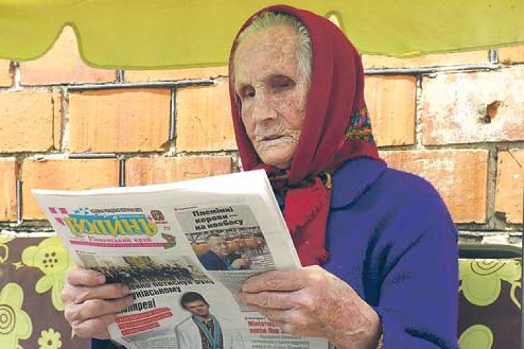 Бабуся Федора у 92 роки читає «Волинь-нову» без окулярів
