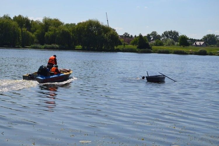 На Басовому Куті рятували чотирьох людей, які шубовснули у воду з човна (фото)
