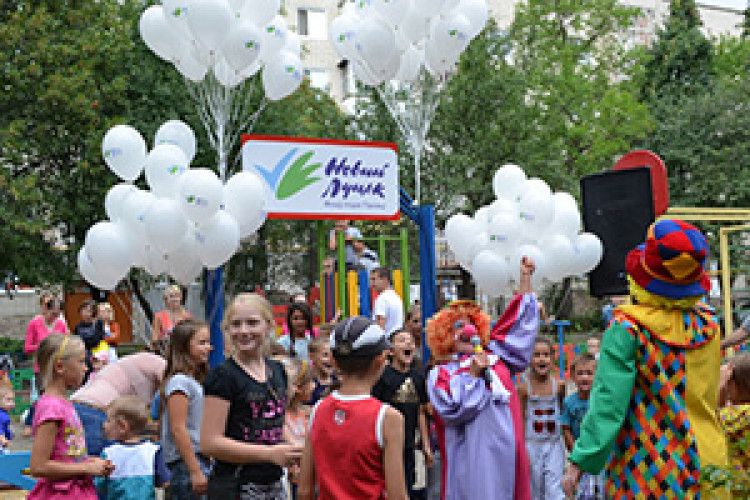 МАЛЕНЬКИМ ЛУЧАНАМ ПОДАРУВАЛИ НОВИЙ ДИТЯЧИЙ МАЙДАНЧИК*