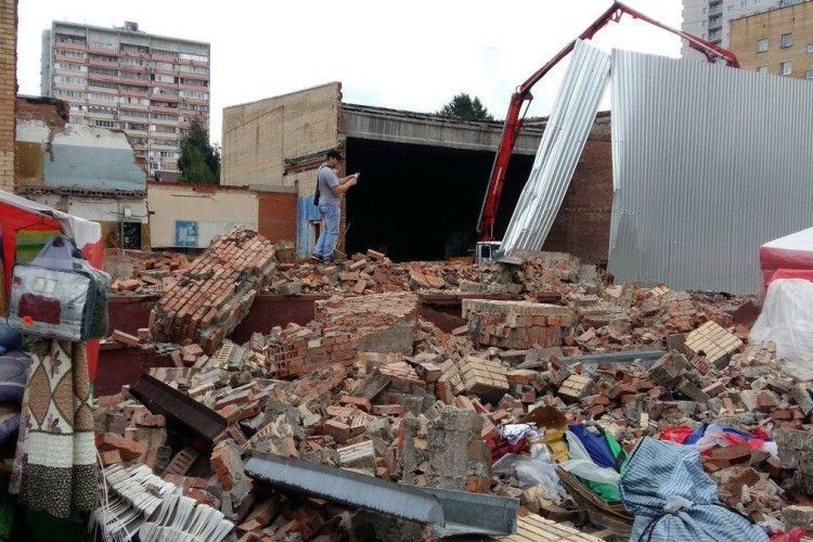У Росії кіно пішло ближче ло людей: стіна кінотеатру впала прямо на торговельні ряди (фото)