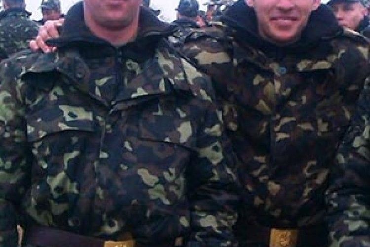 ДВА РІДНИХ БРАТИ  ВОЮЮТЬ ЗА УКРАЇНУ