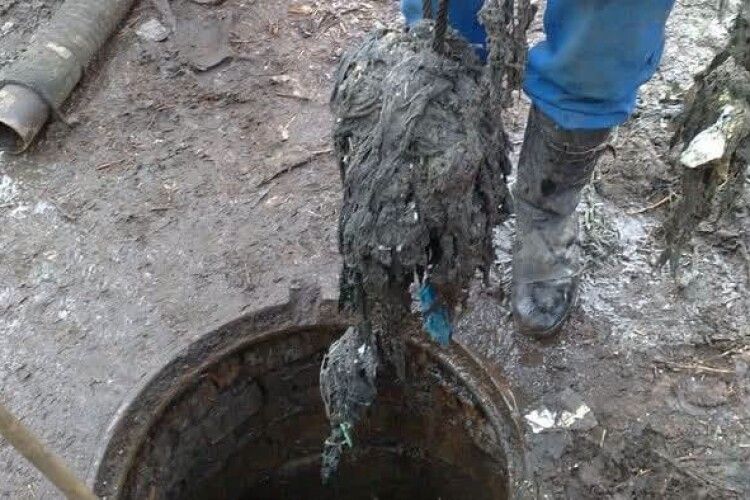 Забиті труби: комунальники Шацька просять не викидати сміття в каналізацію  