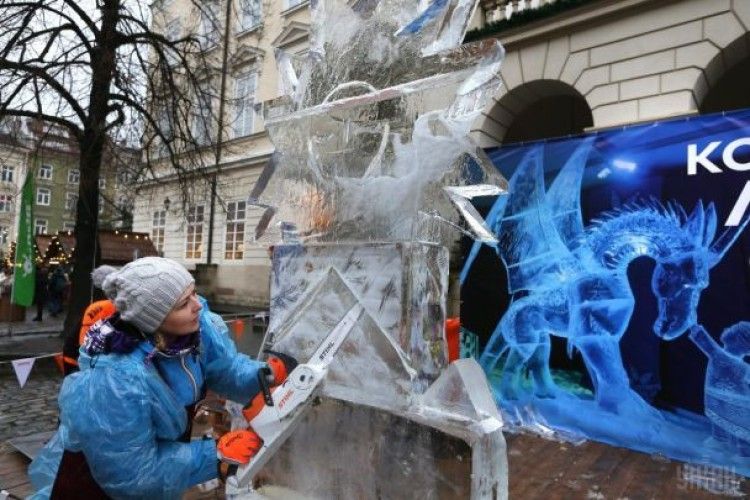 У Львові скульптори попри теплу погоду витесали з 500-кілограмових брил льоду дивовижні фігури 