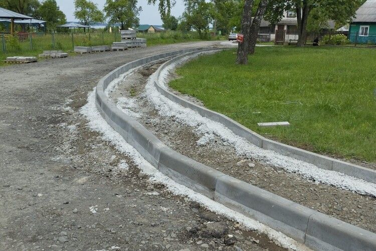 У селі Світязь почали будувати тротуари