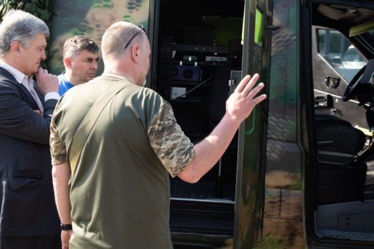 Порошенко з волонтерами презентував комплекс оптоелектронної розвідки, створений українськими фахівцями для фронту