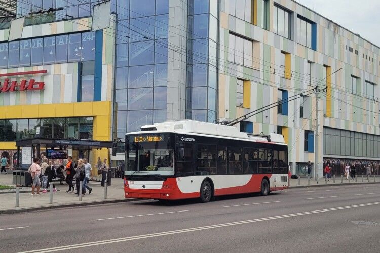 У Луцьку тролейбус пошкодив лінію електропередач (Відео)