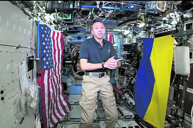Навіщо пілот NASA взяв у політ український прапор?