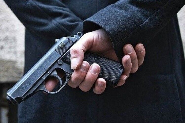 У Луцькому районі іноземець погрожував чоловіку пістолетом через ДТП 