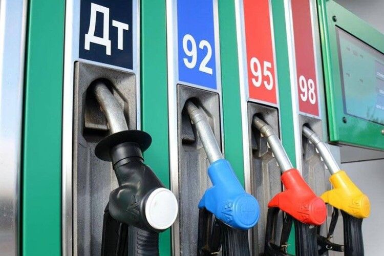 В Україні продовжують казитися ціни на бензин