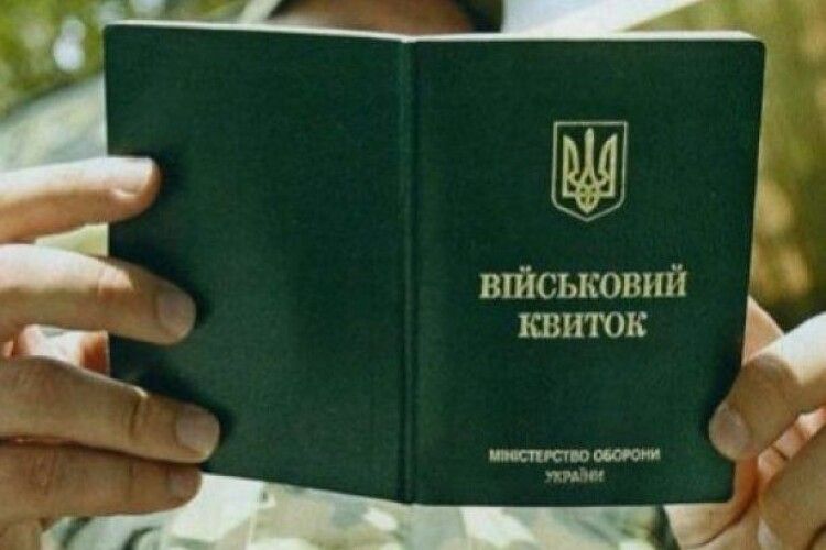 Звільненим з полону українським військовослужбовцям вручили поновлені особисті документи