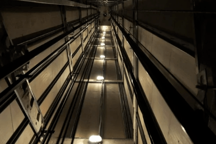 Загинув на місці: пацієнт лікарні впав у шахту ліфта