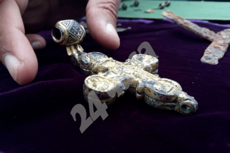 Археологи виявили рідкісний золотий хрест-енколпіон у середньовічній болгарській фортеці