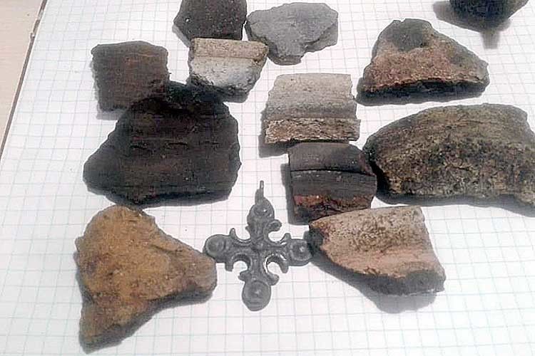 Хрестик з олов’янистої бронзи та кераміку княжої доби знайшов кіборг Віталій П’ясецький поблизу Ковеля.