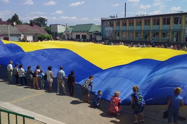 У Локачах розгорнули найбільший в Україні державний Прапор України