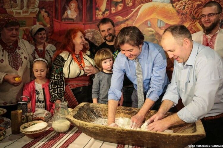 «Великдень для Героїв»: в Україні печуть паски і розписують писанки для військових