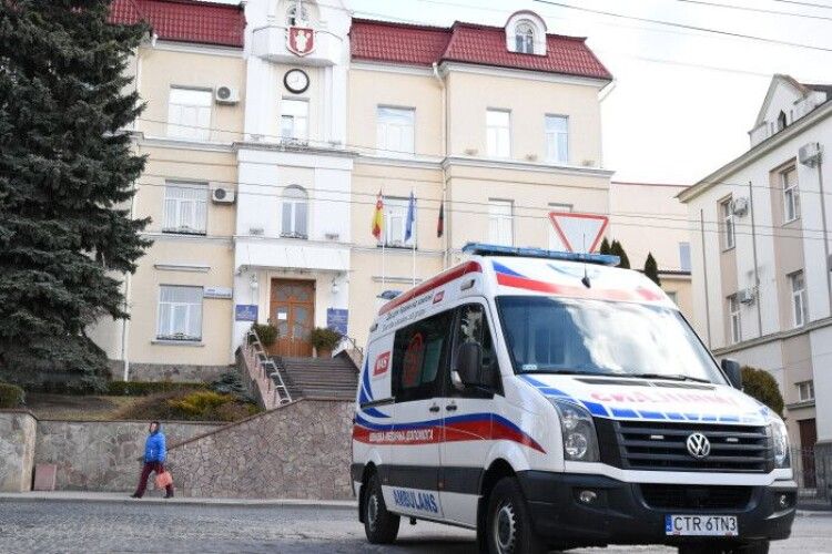 Луцьк отримав із Польщі новий і повністю оснащений автомобіль швидкої допомоги
