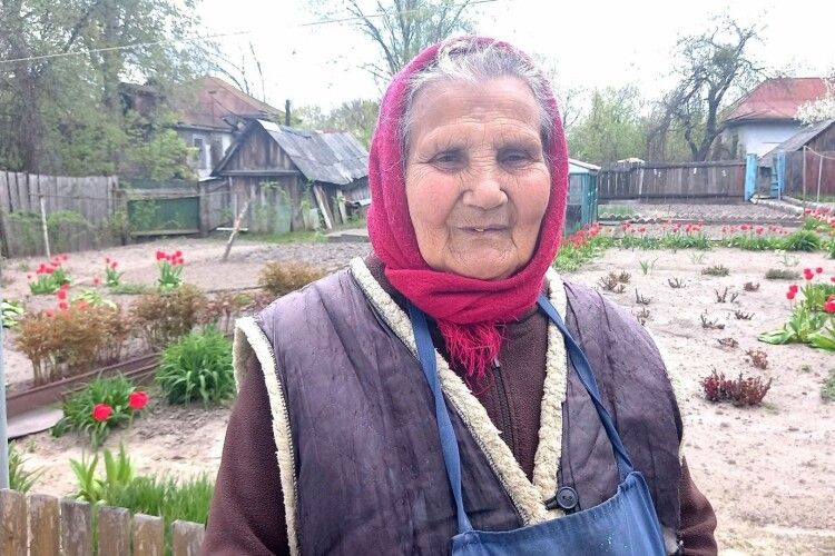 Живе у Чорнобилі вже 35 років: 84-річна бабуся біля хати садить квіти і вирощує городину