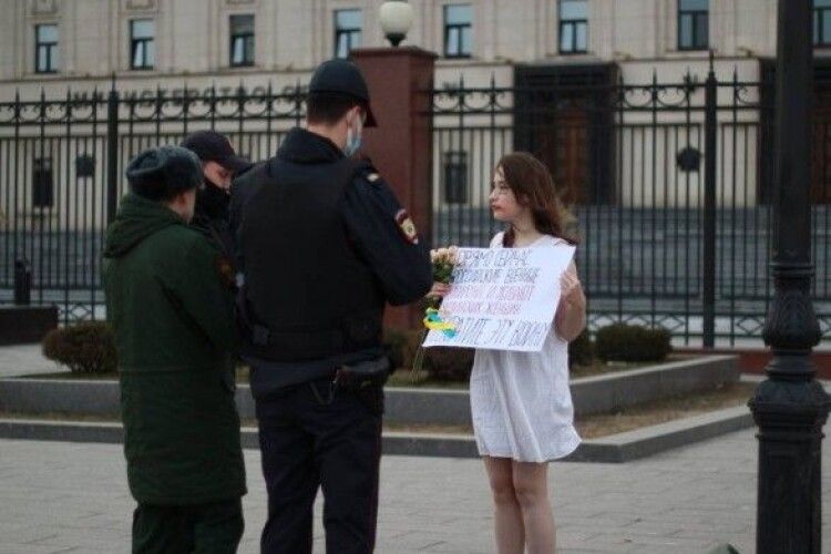Російські військові ґвалтують і вбивають українських жінок: у Москві дівчина влаштувала пікет проти війни