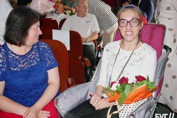 Ольга Андзилевич з Волині закінчила школу з медаллю, незважаючи на ДЦП