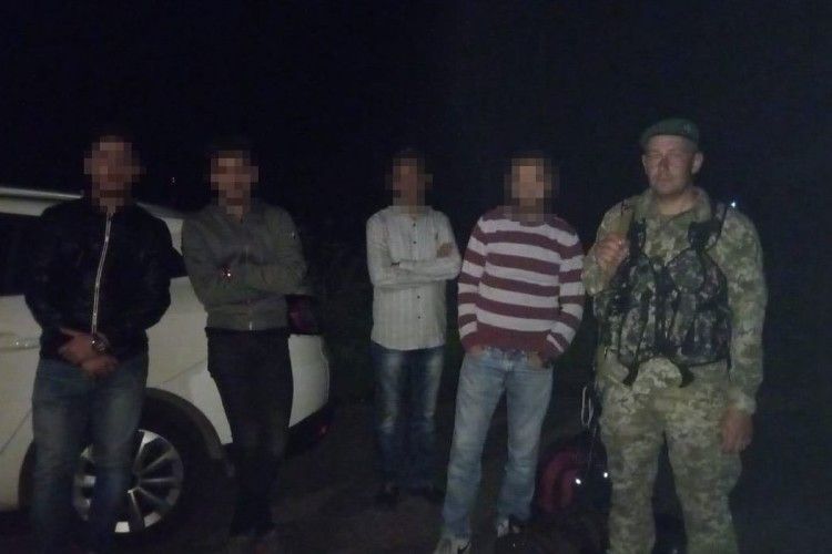 Шість нелегальних мігрантів вночі пробиралися в країни ЄС 