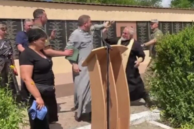Батюшка з московського патріархату побив хрестом священника ПЦУ на похороні захисника України (Відео)