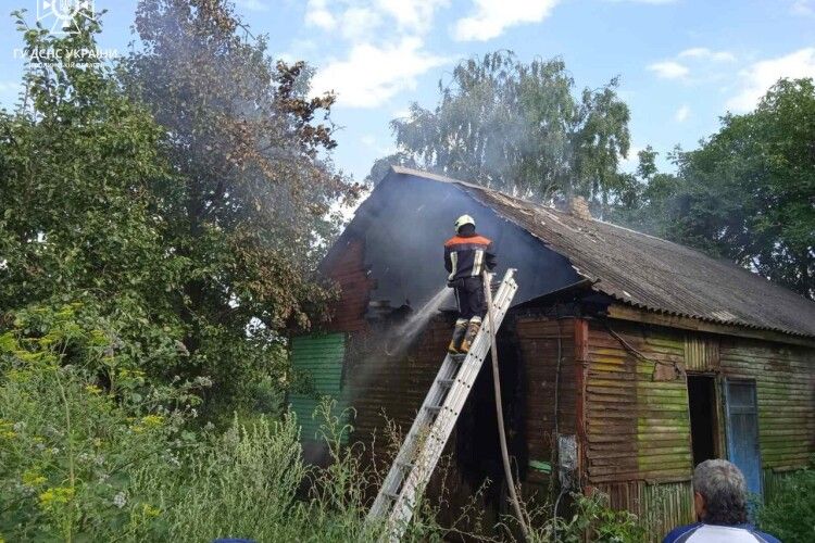 На Волині рятувальники ліквідували пожежу та відкривали двері