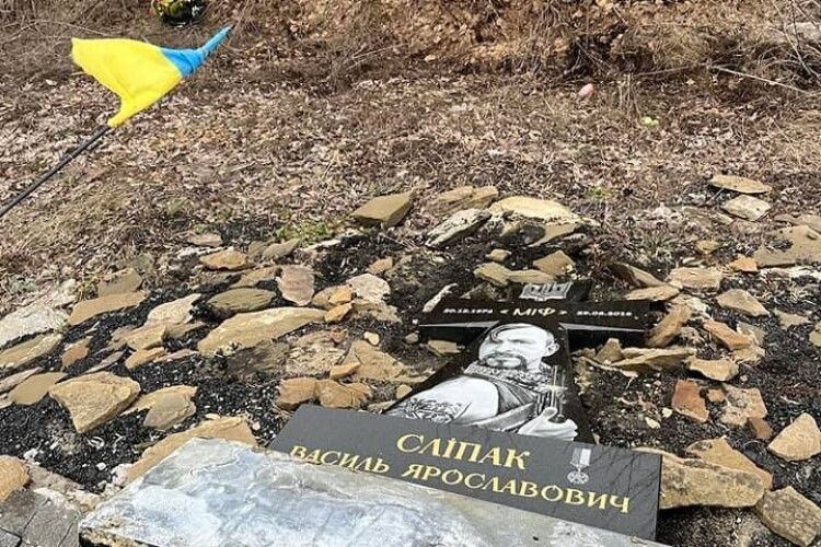 Окупанти знищили пам‘ятник захиснику України Василю Сліпаку біля селища Луганське