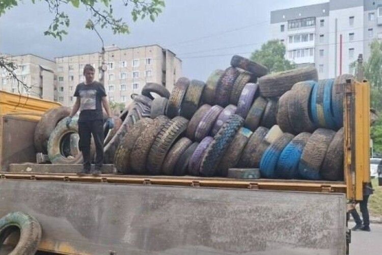 У Луцьку з дворів та вулиць вивезли близько 200 автомобільних шин (Фото)