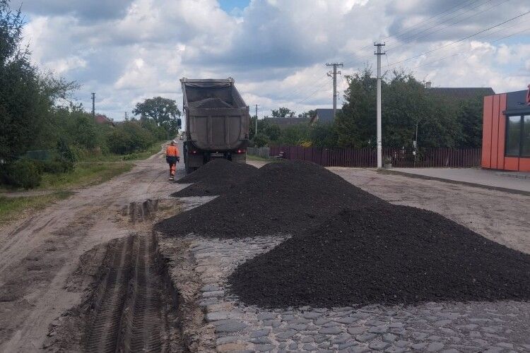 На автошляхах Волині триває ремонт дорожнього покриття