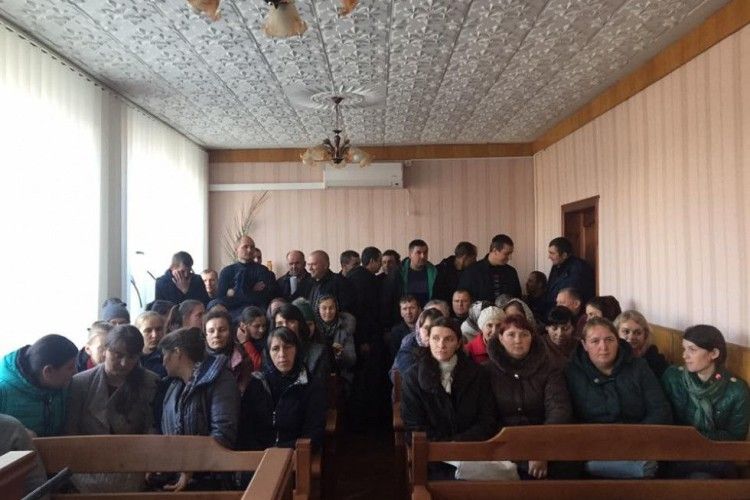 Двадцять двох батьків зі Стобихівки на Камінь-Каширщині судять